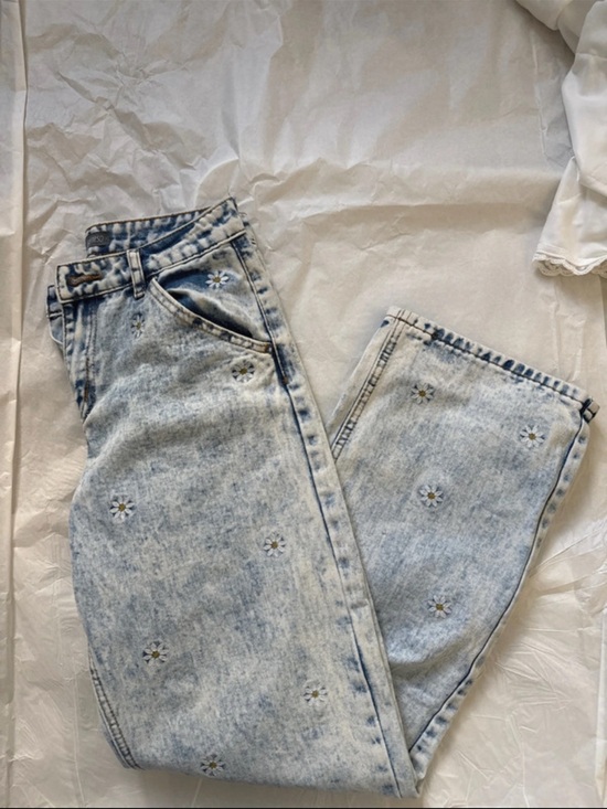 Cali1850 Denim - Embroidered Daisy Straight-Leg Jeans — Light Blue